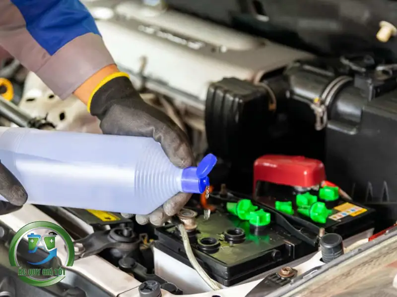 Có nên châm nước bình acquy bằng nước lọc được không?