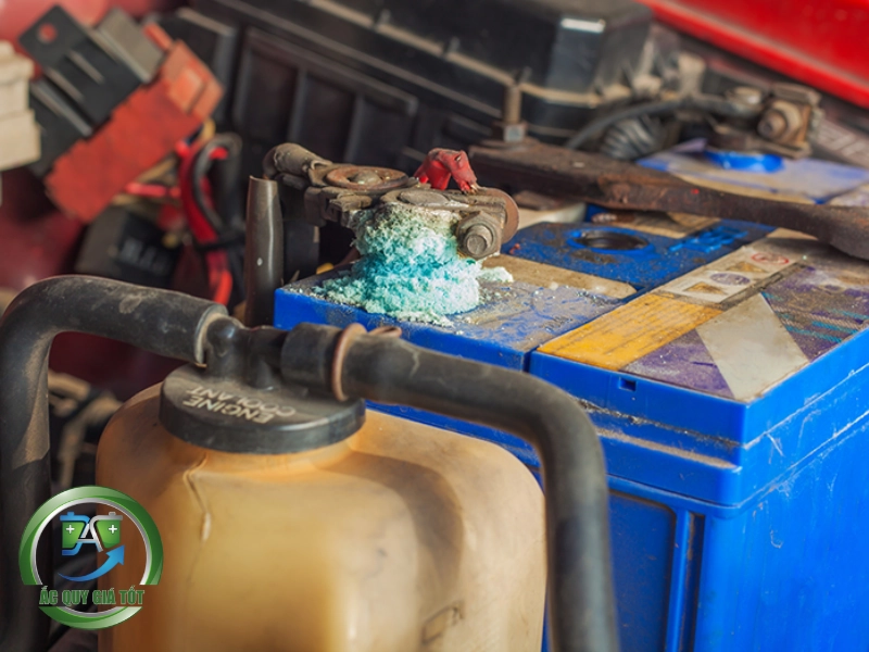 ắc quy bị chảy nước