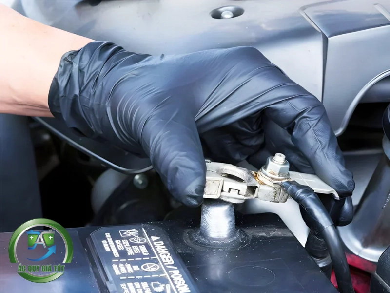 cọc bình ắc quy bị oxi hóa cọc bình ắc quy bị oxi hóa