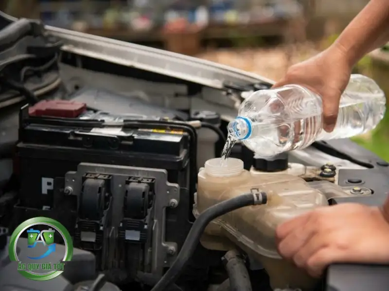 Châm Nước Bình Ắc Quy Bằng Nước Lọc Được Không? Giải Đáp Chi Tiết