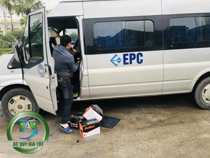 Các yếu tố chính ảnh hưởng đến giá ắc quy xe khách