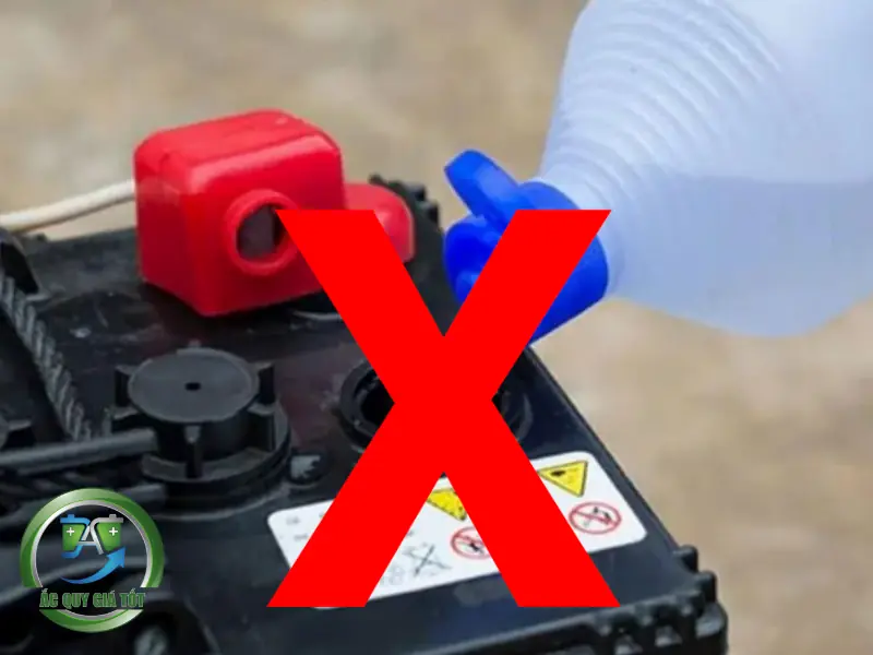 Những rủi ro nghiêm trọng khi tự ý cạy nắp châm nước cho ắc quy khô