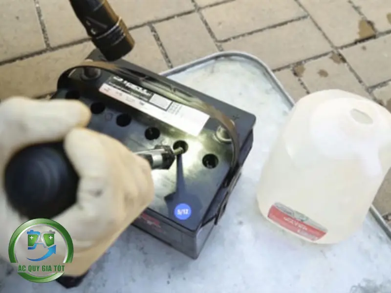 Cách nhận biết bình ắc quy đang trong tình trạng thiếu nước