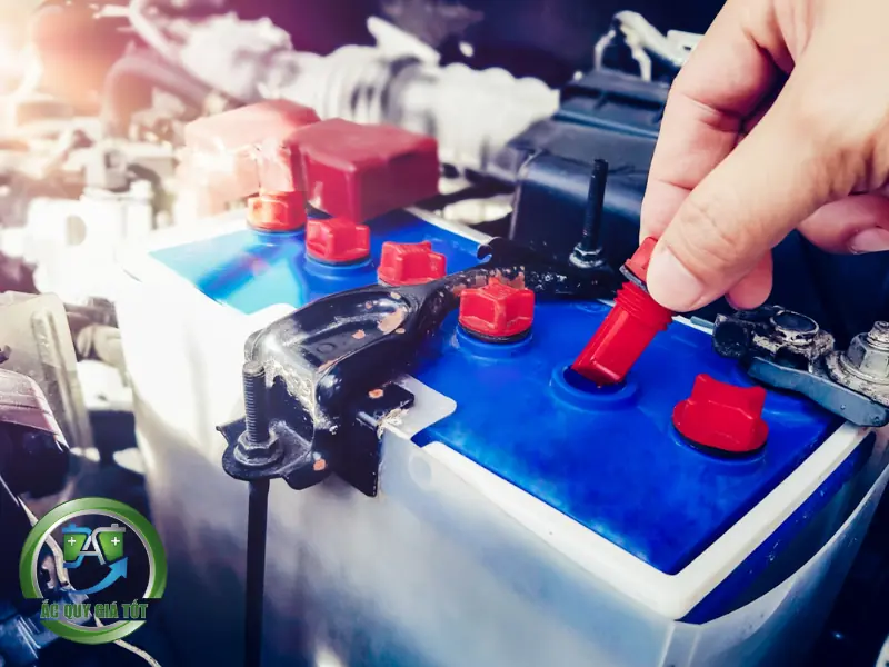 Các dấu hiệu nhận biết bình ắc quy nước đang bị yếu điện