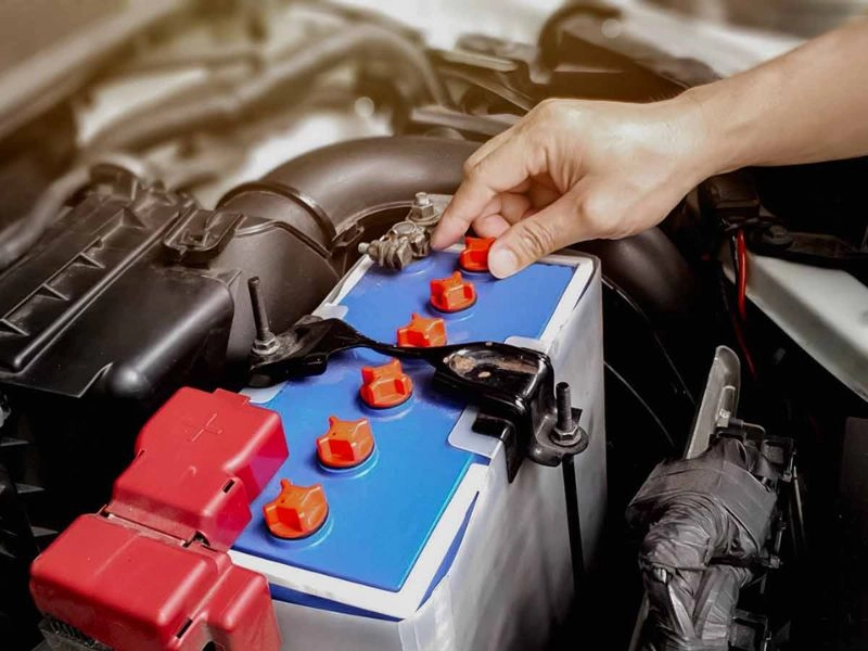 so sánh ắc quy khô và nước