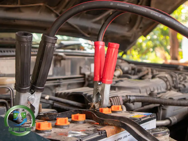 Nguyên lý hoạt động của ắc quy trong quá trình nạp điện