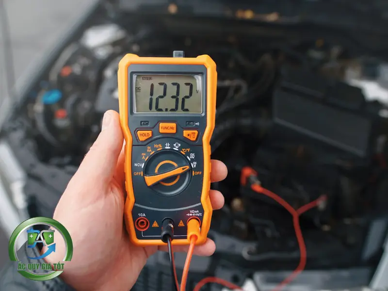 Cách kiểm tra bình ắc quy còn sống hay chết bằng vôn kế