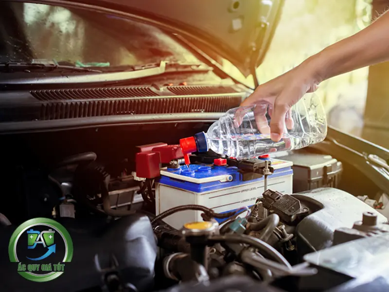 Giải đáp thắc mắc: Bình ắc quy khô có châm nước không?