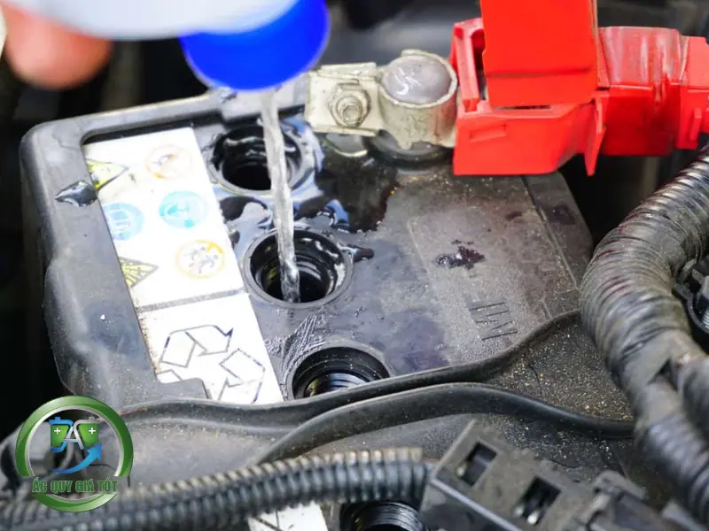 Quy trình châm nước cất cho ắc quy an toàn và đúng kỹ thuật