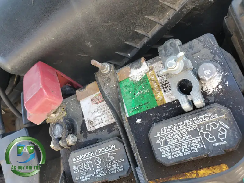 Những dấu hiệu cảnh báo ắc quy ô tô đang yếu 