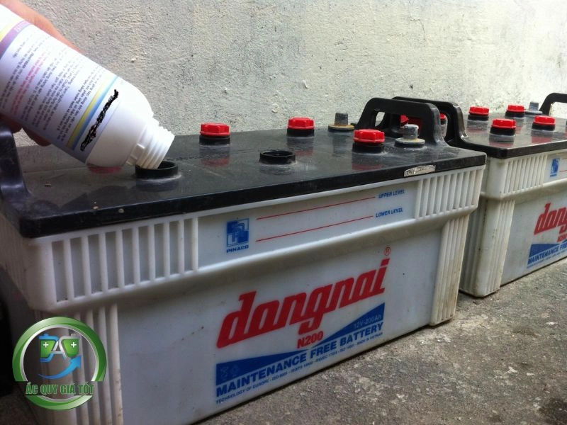 so sánh ắc quy khô và nước