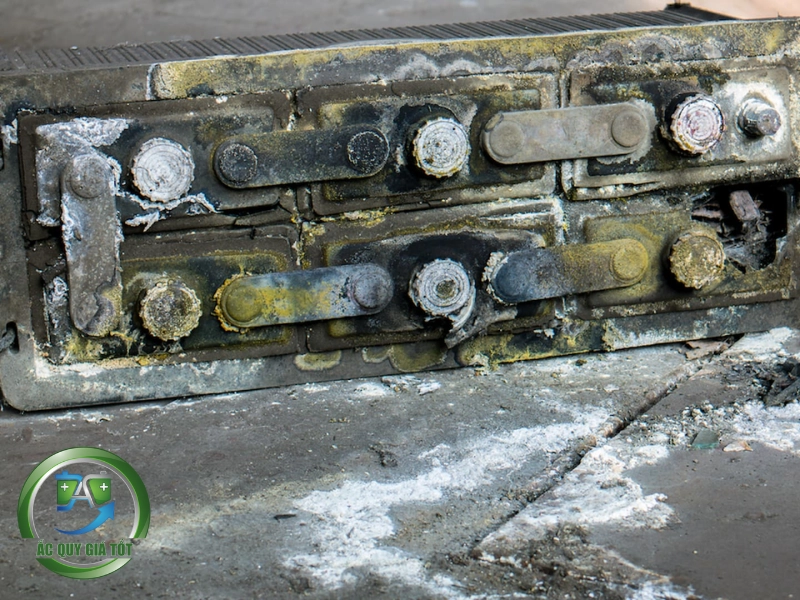 ắc quy bị chảy nước