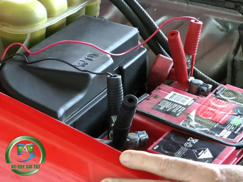 Ắc quy khô bị yếu có sạc được không và cách xử lý hiệu quả